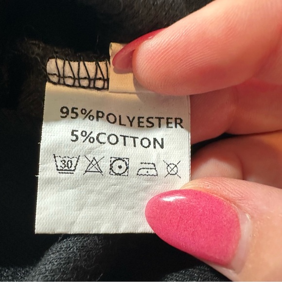 Grunge Rhinestone Heart Graphic Tank Top. Color:  Black. Size: Medium - Picture 5 of 6